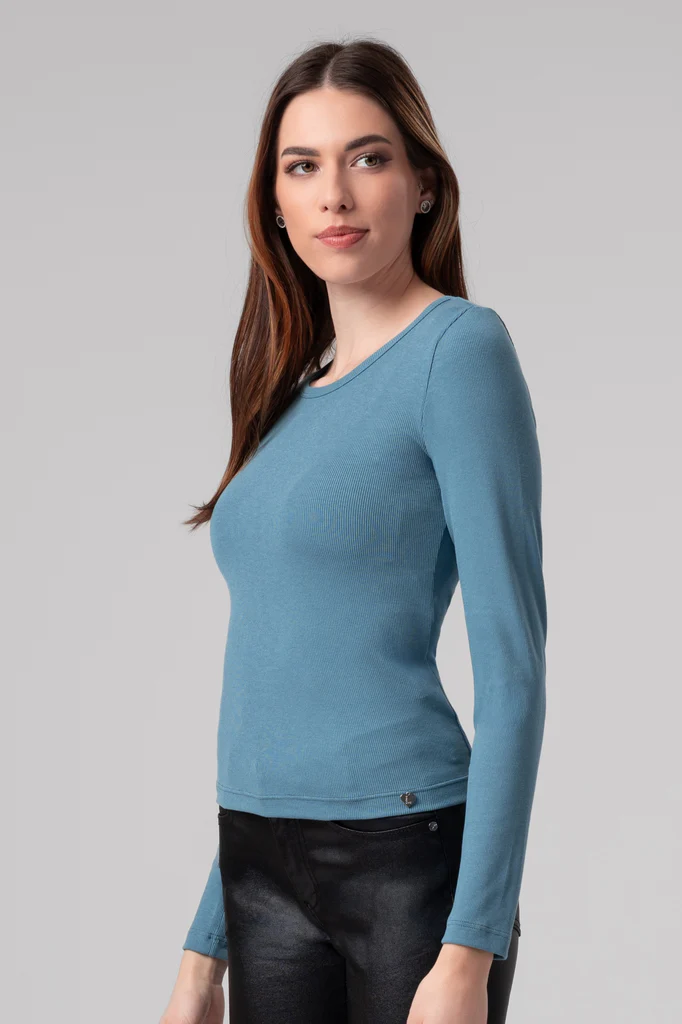 Nike Sportswear Essential T-Shirt - Classic Black with embroidered Swoosh logo